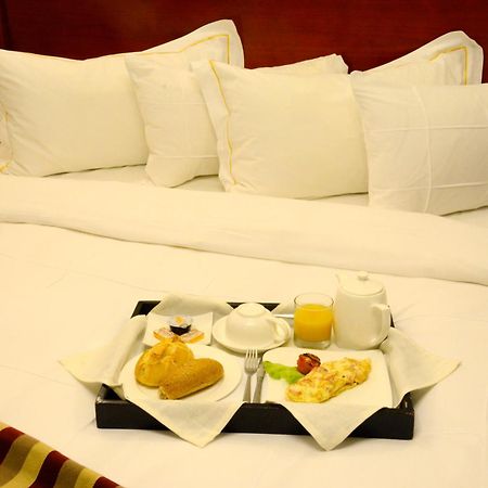 Hotel La Falaise Яунде Экстерьер фото
