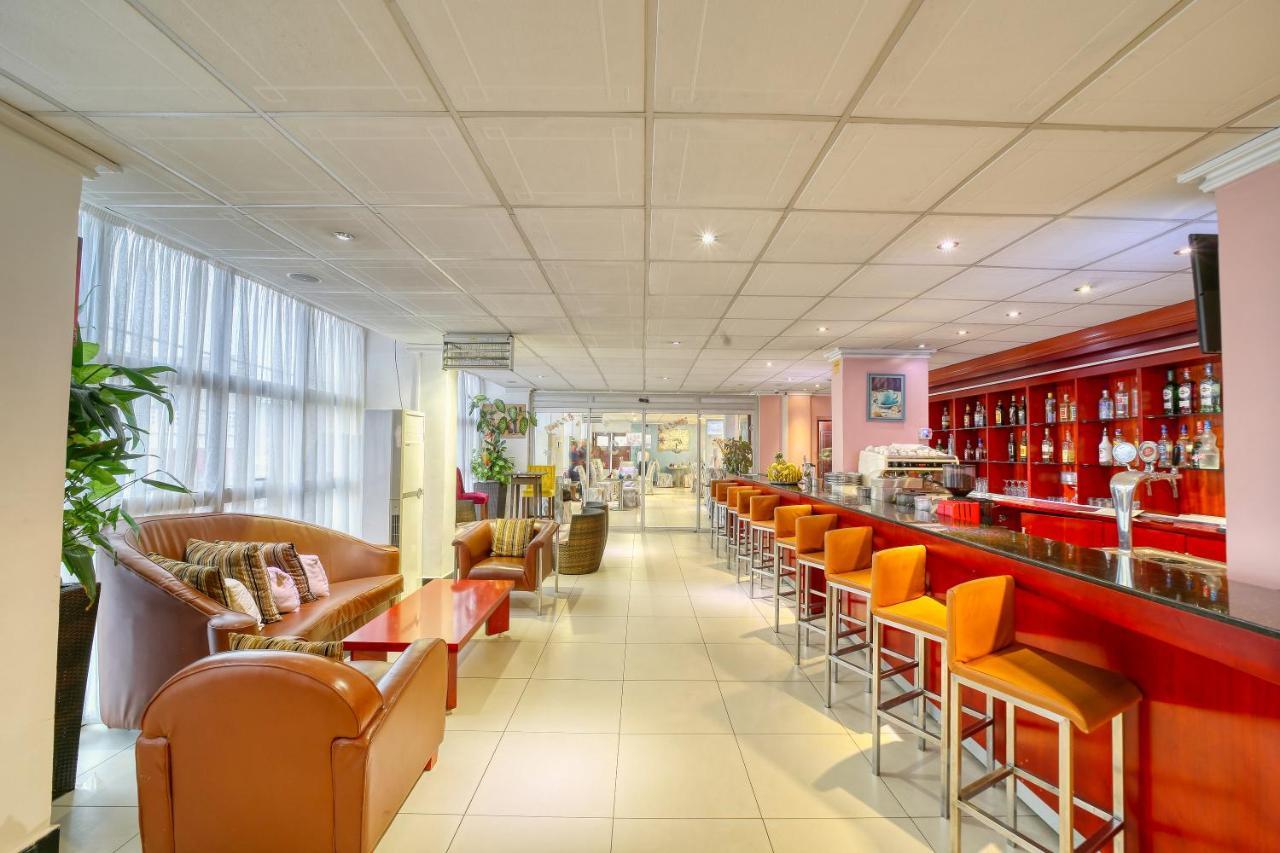 Hotel La Falaise Яунде Экстерьер фото