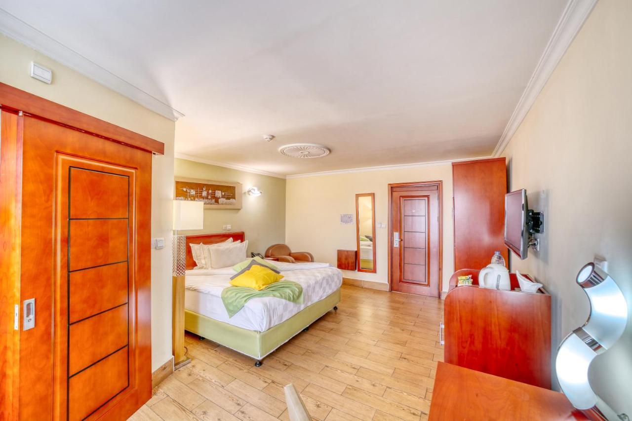 Hotel La Falaise Яунде Экстерьер фото