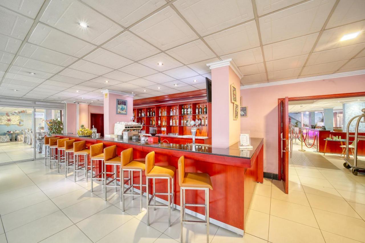 Hotel La Falaise Яунде Экстерьер фото