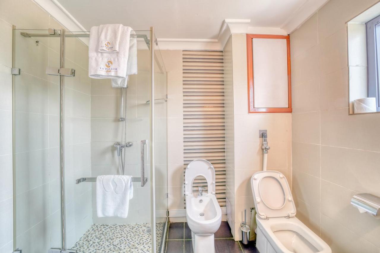 Hotel La Falaise Яунде Экстерьер фото