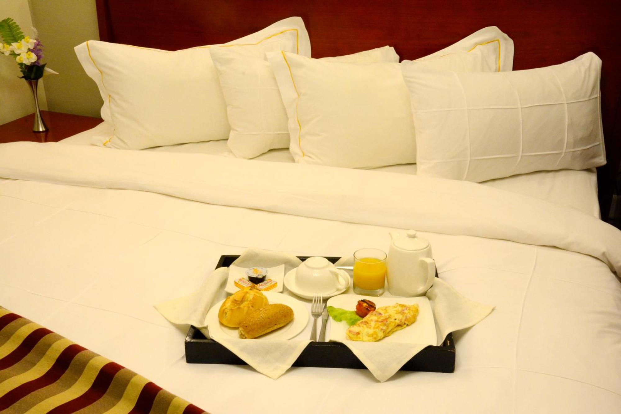 Hotel La Falaise Яунде Экстерьер фото