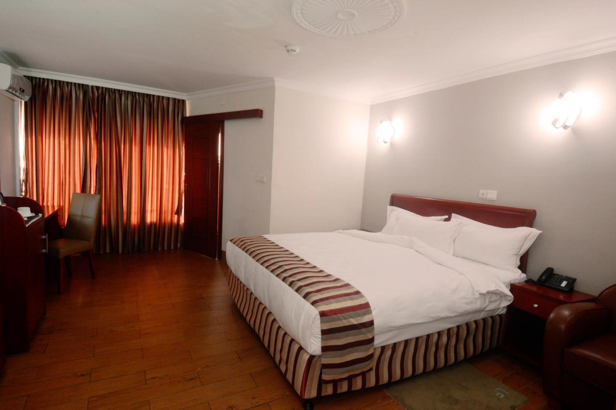 Hotel La Falaise Яунде Экстерьер фото