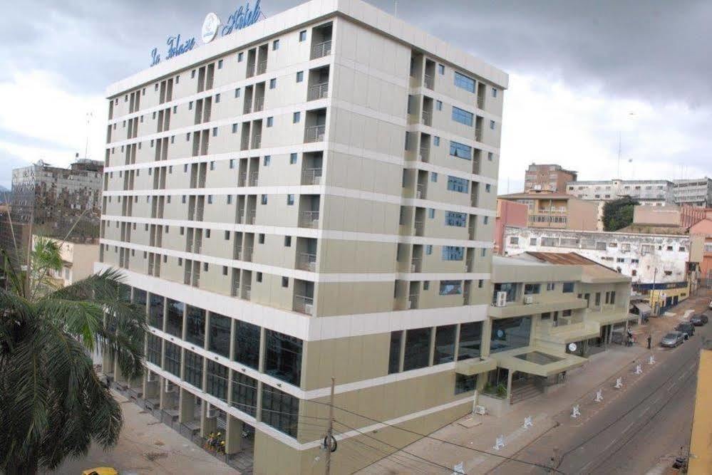 Hotel La Falaise Яунде Экстерьер фото