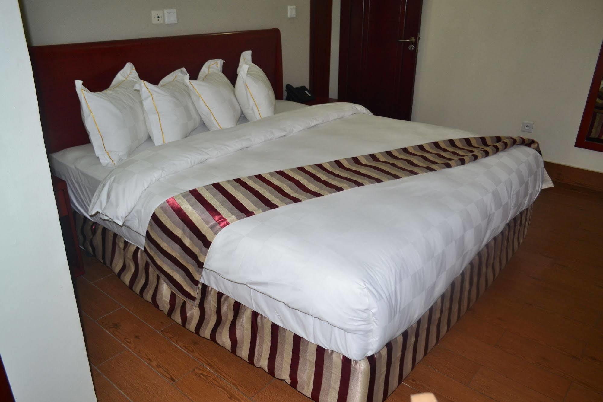 Hotel La Falaise Яунде Экстерьер фото